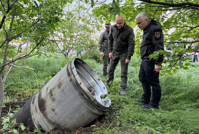 우크라이나 오데사에 떨어진 러시아의 미사일 잔해를 관계자들이 조사하고 있다사진AP연합뉴스