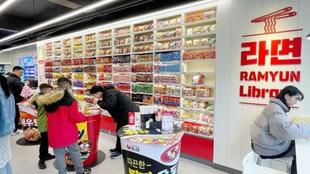 Cửa hàng tiện lợi CU chuyên dụng cho việc bán các sản phẩm mì ăn liền CU Ramyun Library tại Hongdae Seoul ẢnhBGF Retail