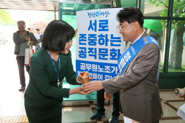 김하수 청도군수오른쪽가 출근길에 청도군청 직원들에게 직접 청렴라떼를 나눠주면서 청렴문화 정착을 위해 소통과 ㅂ재려 경청을 강조 하고 있다사진청도군