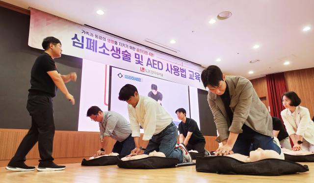 응급 의료 교육에 참가한 LX인터내셔널 임직원들이 30일 서울 종로구 본사에서 전문 강사의 지도에 따라 심폐소생술 실습을 하고 있다 사진LX인터내셔널 제공