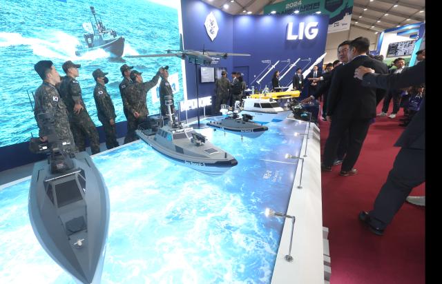 Những người tham dự đang tham quan gian hàng của LIG Nex1 tại Triển lãm Công nghiệp Quốc phòng Yi Sun-sin 2024 YIDEX được tổ chức tại Học viện Hải quân ở Jinhae-gu Changwon-si Gyeongnam-do vào chiều ngày 2442024 ẢnhYonhap News