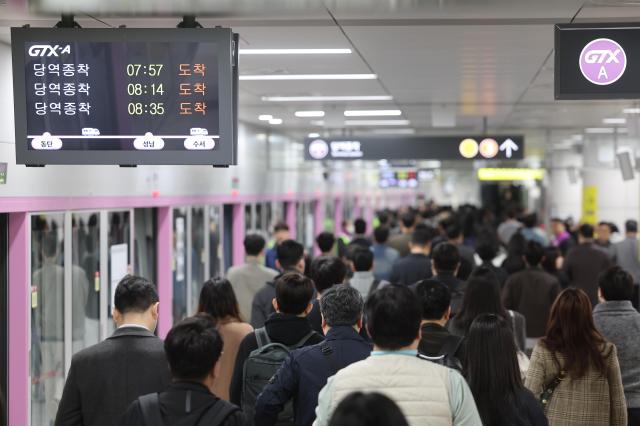 최근 서울 수도권 광역급행철도GTX-A 수서역에서 승객들이 열차에서 내려 이동하고 있다 사진연합뉴스