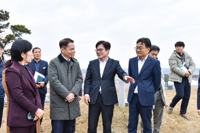 작년 11월 22일 김병수 김포시장이 거물대리 일원 ‘김포 환경재생 혁신복합단지 조성사업’ 부지를 방문한 한화진 환경부 장관과 현장을 살피고 있다 사진김포시