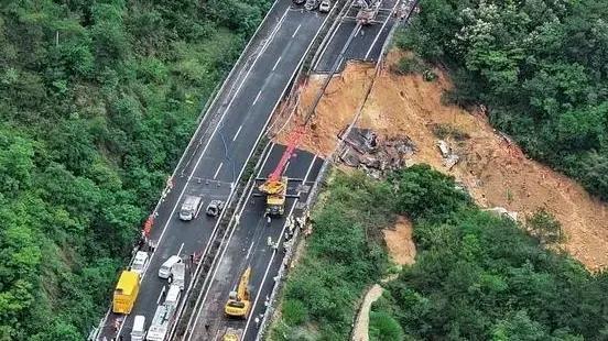 중국 광둥성에서 고속도로가 무너져 다수의 사상자가 나왔다 사진연합뉴스·중국 신화사 SNS