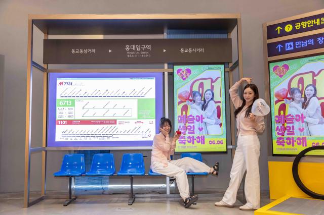 SKT 홍보모델이 홍대 소재 ICT 복합 문화공간 T팩토리에서 전시를 체험하는 모습사진SK텔레콤