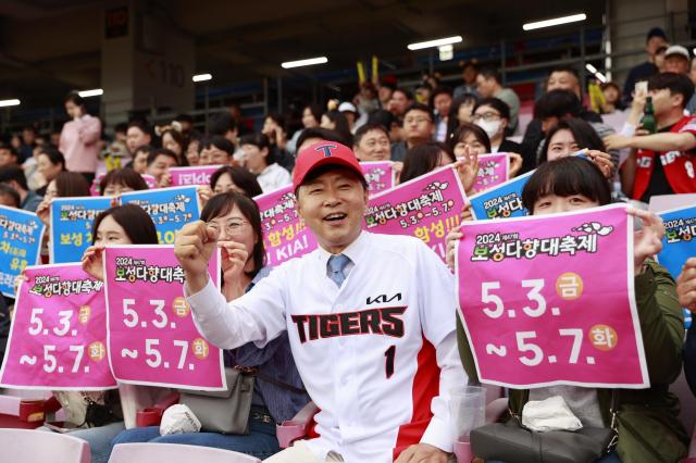 시구를 마친 김철우 보성군수는 관계자 등과 함께 경기를 관람하고 있다 사진보성군