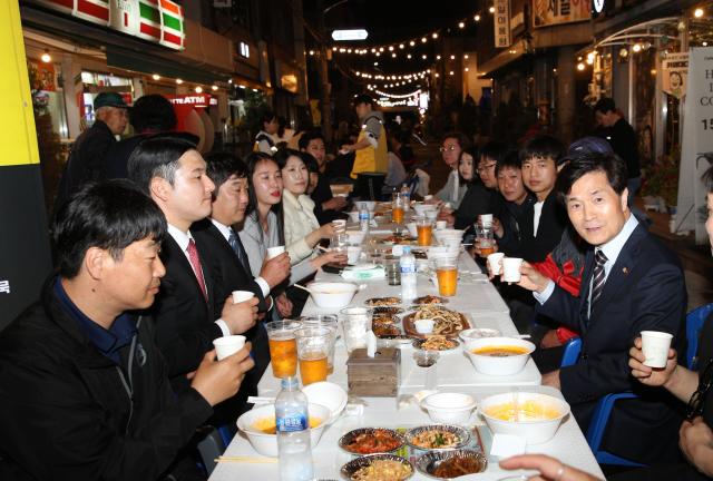 지난 26일 동가리 감성포차에 안병구 밀양시장사진 오른쪽 두 번째이 방문해 청년들과 소통하고 있다사진밀양시