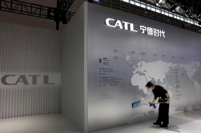 중국 배터리 기업 CATL이 지난달 25일 개막한 베이징모터쇼에서 10분 충전으로 600km 주행이 가능한 신규 리튬인산철LFP 배터리를 공개했다 사진은 베이징모터쇼에 참가한 CATL 부스사진연합뉴스
