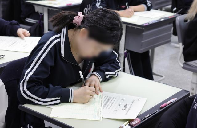 2024년 전국연합학력평가가 열린 3월 28일 서울 강남구 개포고등학교에서 수험생들이 시험을 준비하고 있다 사진연합뉴스