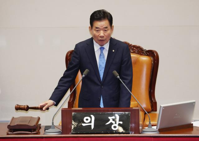 김진표 국회의장이 2일 국회에서 열린 본회의에서 개의 선언을 하고 있다 사진연합뉴스