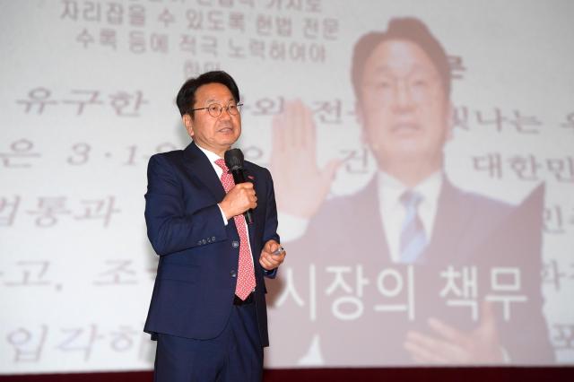 강기정 광주시장이 2일 정례회의를 주재하고 518민주화운동 통합조례를 공포한다고 밝혔다