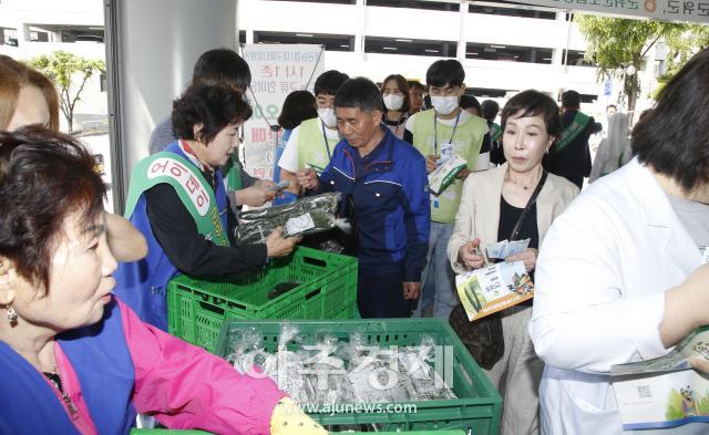 대구파티마병원은 5월 2일 팔공농협과 함께 파티마 오이데이 행사를 진행 중 병원 관계자 및 일반인이 오이를 구매했다  사진대구파티마병원