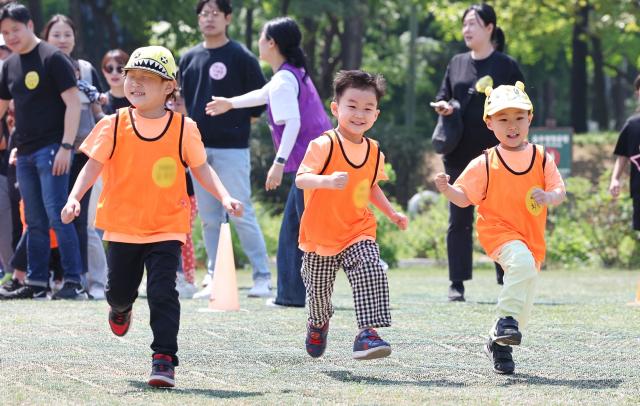  2일 서울 양천구 양천근린공원에서 열린 신정공동체 한마음 가족 운동회에 참가한 어린이들이 힘차게 달리고 있다 사진연합뉴스 