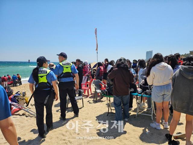 경포해변에서 모터보트 체험활동 온 서울여자중학교 학생들 안전관리 중인 동해해경사진동해해경