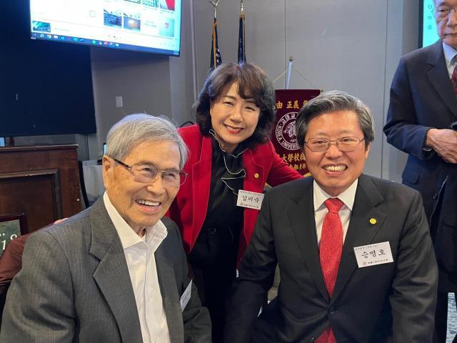 Lawyer Lee Jong-yeon first to the left is taking a commemorative photo with Korea University Alumni Association Atlanta Chapter President Seung Myung-ho third to the left at a Korea University Alumni Association Atlanta Chapter event in January 2024