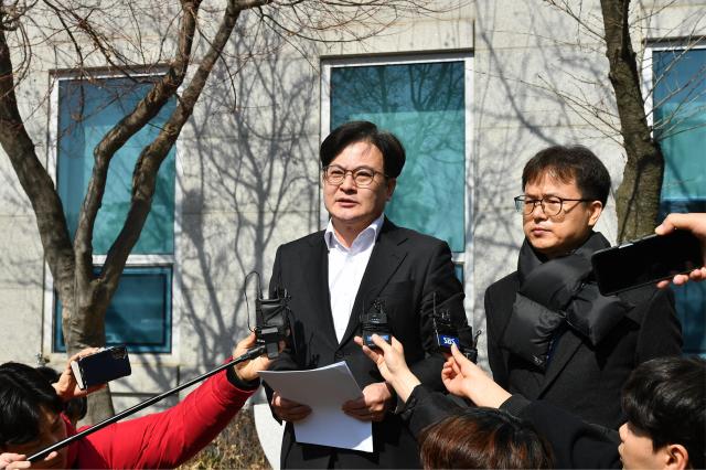 김병수 김포시장은 지난 3월 김포경찰서를 찾아 공무원 사망과 관련 수사의뢰서를 제출한 바 있다 사진김포시