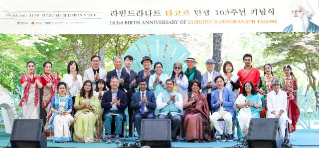 Indian Ambassador to Korea Amit Kumar 5th from left Bangladesh Ambassador to Korea Delwar Hossain 4th from left Nami Island CEO Minn Kyung hyuk 3rd from left and attendees clap during an event to mark the 163rd birth anniversary of Indian philosopher Tagore on Nami Island in Chuncheon Gangwon Province on May 3 2024 AJU PRESS Kim Dong-woo
