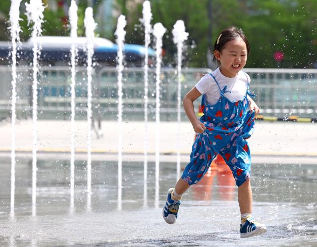 서울 광화문광장 바닥분수대에서 어린이들이 뛰놀고 있다 사진연합뉴스