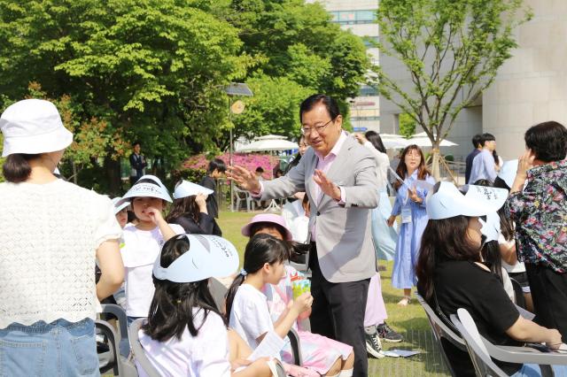 이현재 하남시장이 4일 하남시청 잔디 광장에서 열린 어린이날 기념식에 참석한 어린이들과 반갑게 인사를 하고 있다 사진하남시
