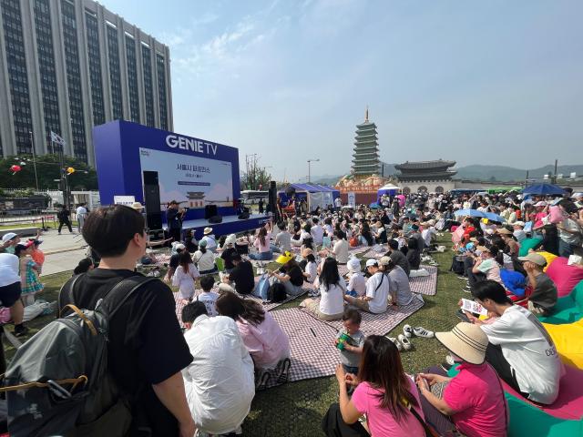 서울 시민들이 광화문광장 육조마당에 개최된 지니 TV 팝업에서 서울시 퍼포먼스를 즐기는 모습 
