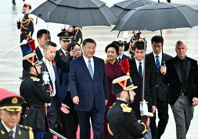 5일현지시각 프랑스 파리에 도착한 시진핑 중국 국가주석 부부가 프랑스 측의 환대를 받고 있다 사진신화통신  