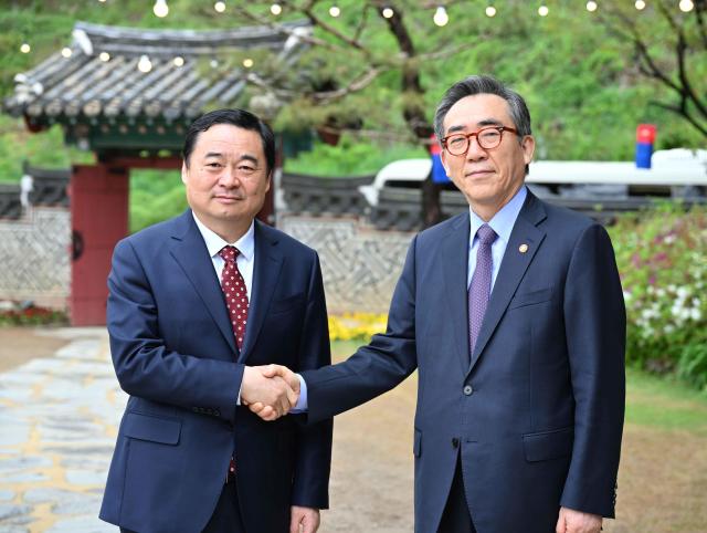 조태열 외교부 장관오른쪽과 하오펑 중국 랴오닝성 당서기왼쪽가 지난달 24일 서울에서 만나 악수하고 있다 사진외교부