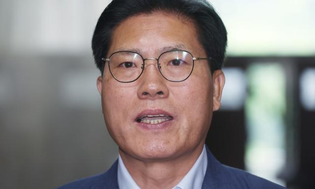 송석준 국민의힘 의원이 5일 국회에서 원내대표 후보 등록을 마치고 취재진의 질문에 답하고 있다 사진연합뉴스