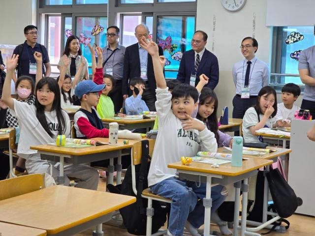 홍콩 교장단이 세종시 해밀초등학교 4학년 영어수업을 참관하고 있다 사진한국관광공사 