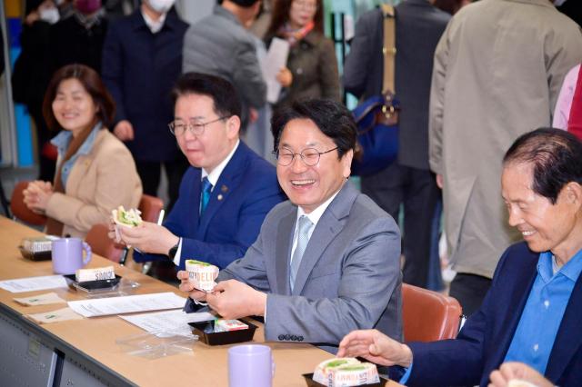 광주 하남산단 근로자조식센터가 문을 열자 강기정 광주시장이 근로자들과 간편한 아침한끼를 함께하며 대화하고 있다사진광주시