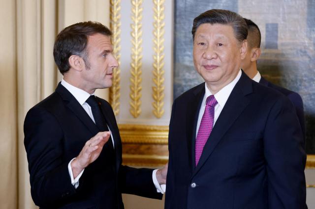 시진핑 중국 국가주석과 에마뉘엘 마크롱 프랑스 대통령이 6일현지시간 공동 기자회견 뒤 손을 맞잡고 있다