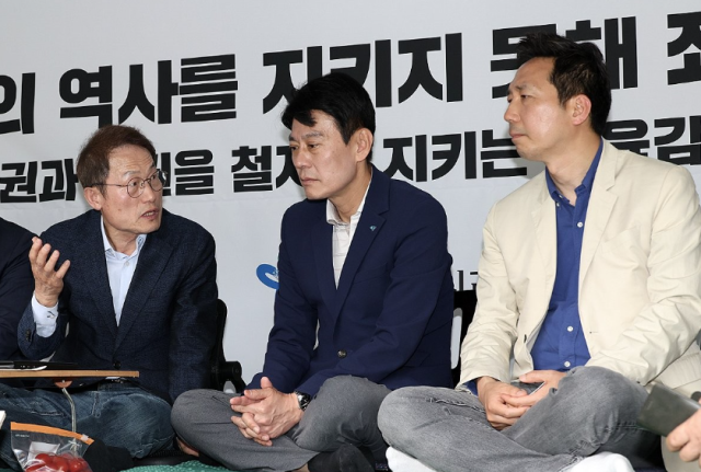 지난달 28일 이정헌 더불어민주당 당선인오른쪽이 서울 종로구 서울시교육청 1층 현관 앞에 마련된 천막농성장에서 조희연 서울시교육감왼쪽 한민수 대변인가운데과 대화를 나누고 있다 사진연합뉴스