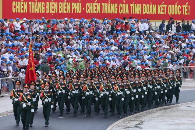 디엔비엔푸 승리 70주년 기념 행진 사진베트남통신사