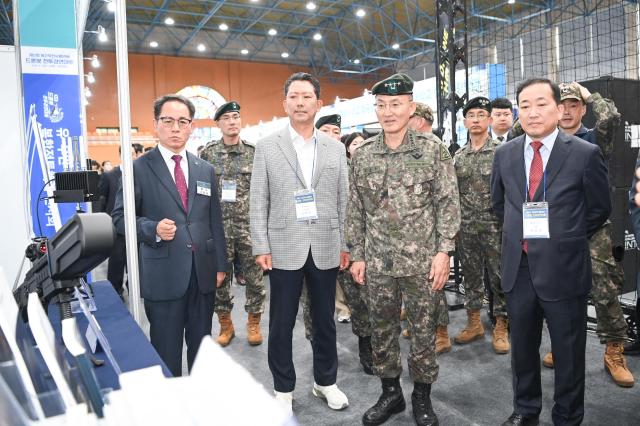 김장호 구미시장가운데과  고창준 제2작전사령관이 드론봇 전투경연대회에 참석해 전시된 드론봇 장비를 둘러보고 있다사진구미시