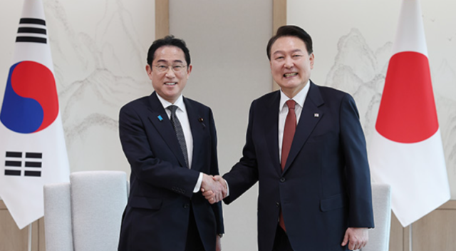윤석열 대통령오른쪽과 기시다 후미오 일본 총리 사진연합뉴스