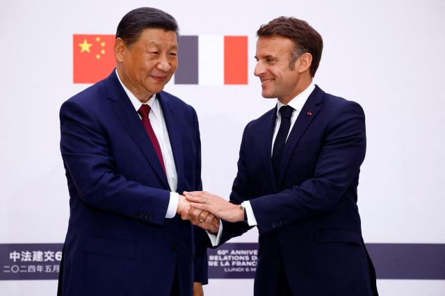 시진핑 중국 국가주석왼쪽과 에마뉘엘 마크롱 프랑스 대통령이 6일현지시간 공동 기자회견 뒤 손을 맞잡고 있다