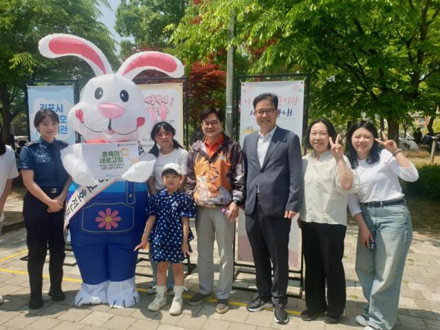 김병수 김포시장과 김인수 김포시의회 의장이 아동학대 예방 캠페인에 동참하고 있다 사진김포시