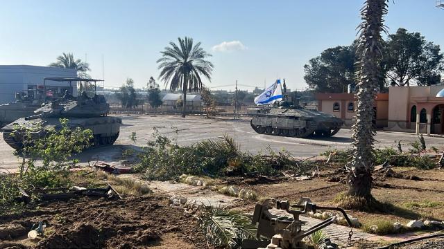 이스라엘군이 탱크를 진입시켜 7일현지시간 가자지구와 이집트 국경검문소를 장악하는 모습 사진이스라엘군 텔레그램
