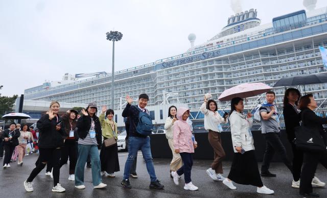 7日上午，外籍游客乘坐邮轮抵达仁川港。【图片提供 韩联社】【图片提供 韩联社】