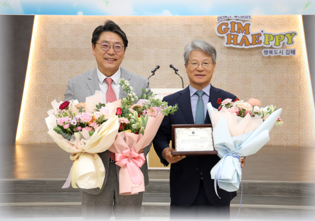 김해시는 7일 대청동 소재 에스와이가스 양영배 대표에게 ‘5월 자랑스러운 김해 CEO상’을 수여했다 사진김해시