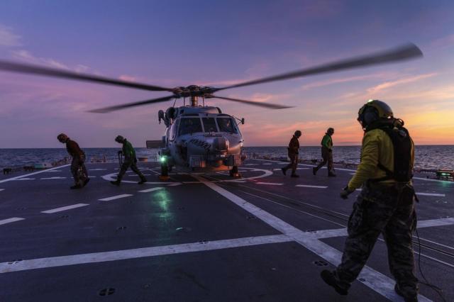 호주 해군 소속 시호크 헬리콥터가 HMAS 호바트호 갑판에 착륙하고 있다
사진AP연합뉴스