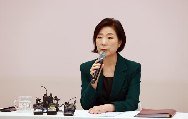 오영주 중소벤처기업부 장관이 8일 서울 구로구 폴라리스오피스에서 중소·벤처기업 글로벌화 지원 대책을 발표하고 있다 사진연합뉴스