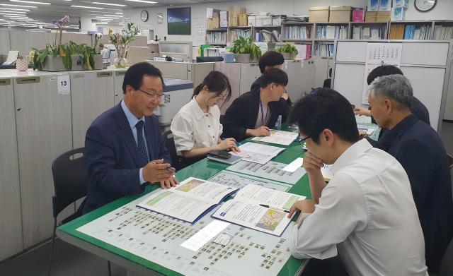 유희태 완주군수맨 왼쪽이 국토교통부를 찾아 수소상용차 전용 안전검사센터 구축 등 현안을 설명하며 국비지원을 요청하고 있다사진완주군