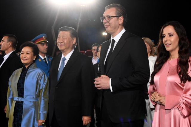 시진핑 중국 국가주석과 펑리위안 여사가 7일 저녁현지시각 세르비아 베오그라드 공항에 도착해 알렉산드라 부치치 세르비아 대통령 부부의 환대를 받고 있다 사진AFP연합뉴스
