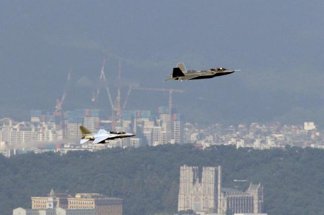 2023년 9월  22일 오전 경기도 성남시 서울공항에서 열린 건군 75주년 국군의날 미디어데이 행사에서 국내 기술로 만든 최초 전투기 KF-21 보라매오른쪽가 서울 상공을 비행하고 있다사진유대길 기자 dbeorlf123ajunewscom