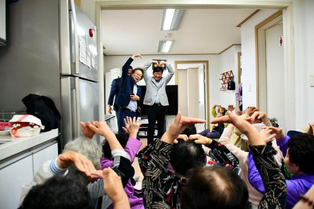 최훈식 장수군수뒷줄 오른쪽이 8일 어버이날을 맞아 경로당을 찾아 감사인사를 전하고 있다사진장수군