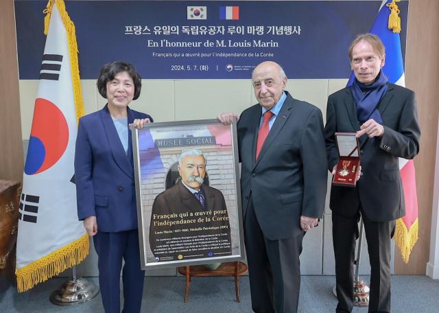 7일현지시간 강정애 국가보훈부 장관왼쪽이 주프랑스 한국대사관에서 해외과학아카데미Academie des sciences D‘ Outre-Mer 루이 도미니씨 회장가운데에게 프랑스인 독립운동가 고故 루이 마랭 선생에게 추서된 건국훈장 애국장을 전수하고 있다 국가보훈부
