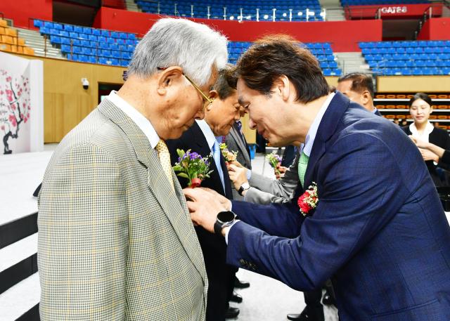 조현일 경산시장이 제 52회 어버이 날을 맞아 어르신들에게 카네이션을 달아주고  있다사진경산시