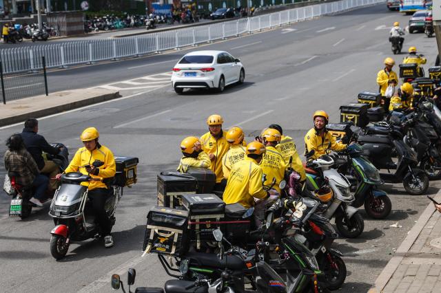 중국 베이징의 한 거리에 대기하고 있는 메이퇀 배달 라이더들 사진EPA연합뉴스