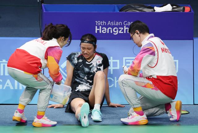 안세영 선수가 지난 항저우 아시안게임에서 무릎 통증을 호소하고 있는 모습    사진연합뉴스