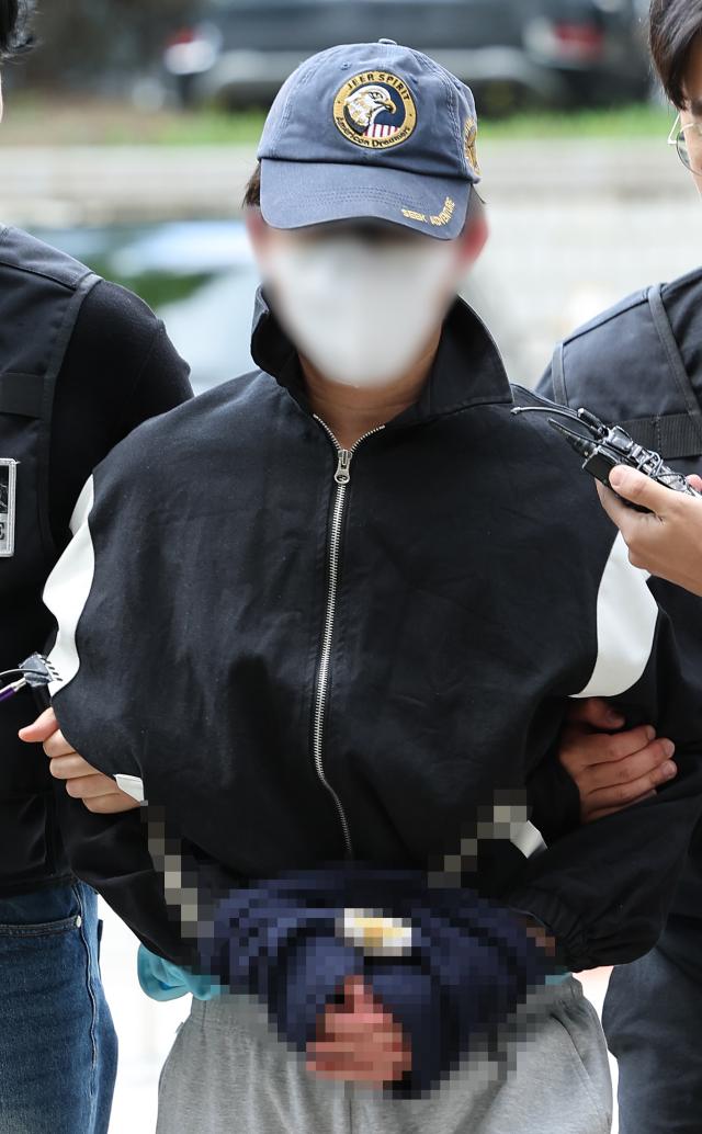 8일 오후 서울중앙지방법원에서 열린 영장실질심사 향하는 강남 여자친구 살해 의대생 사진연합뉴스 